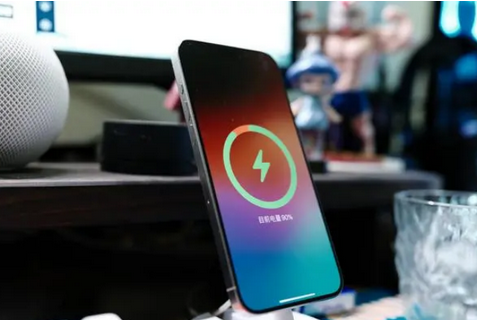 宁城苹果15换屏服务分享用什么充电器给iPhone15充电更好 